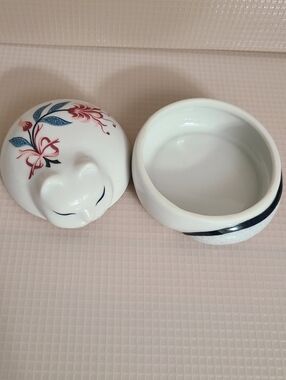 Round Sleeping Cat Trinket Box Japan Elizabeth Arden Red Blue Floral Design